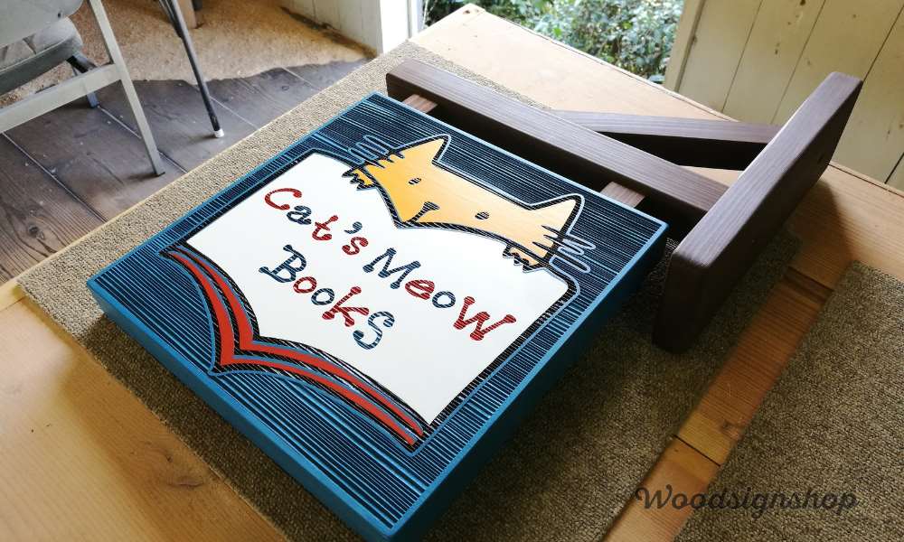 猫と本の吊り下げ看板