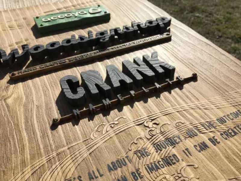 ウッドサインショップ・クランク展示用木製看板アコヤ木材