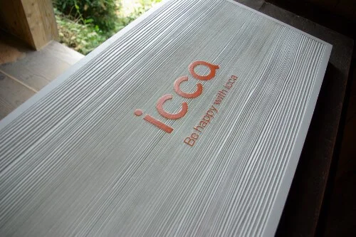 iccaオレンジロゴの白い木製看板